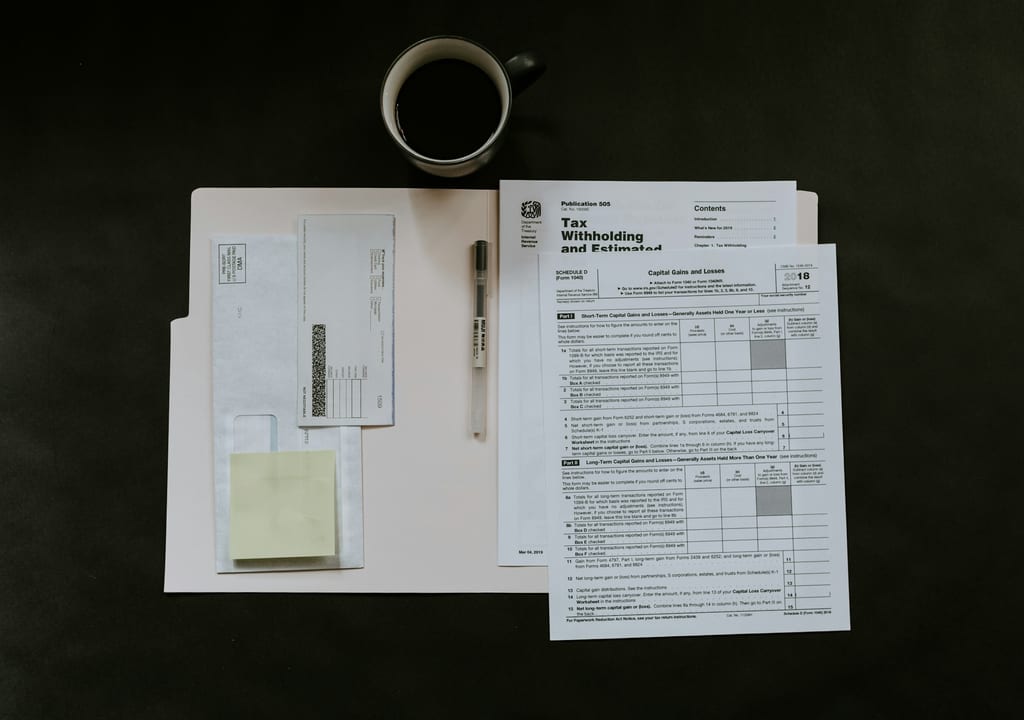 Document imprimé posé à plat, mentions et colonnes de chiffres visibles